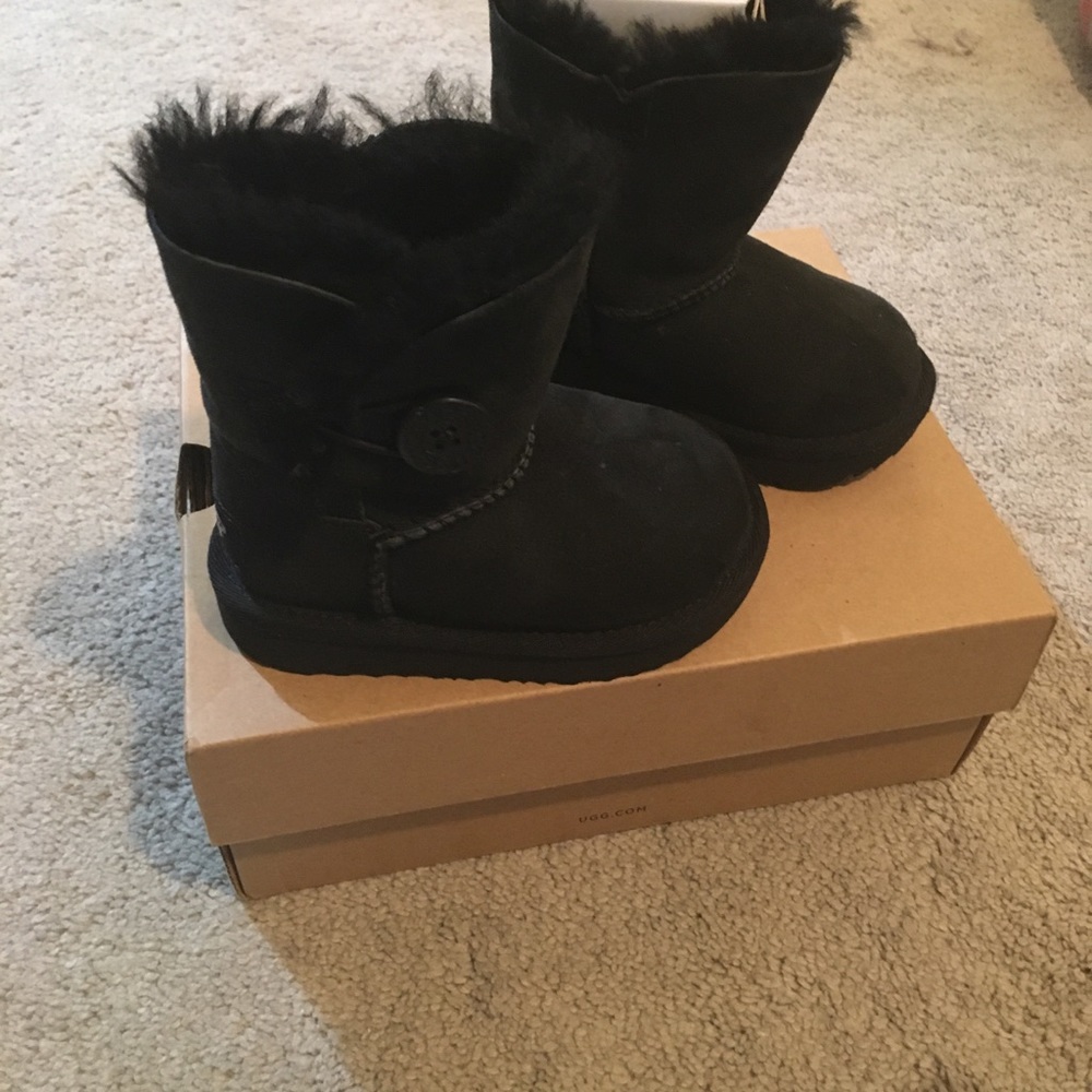 Ugg Toddler Bailey Button II boots size 6